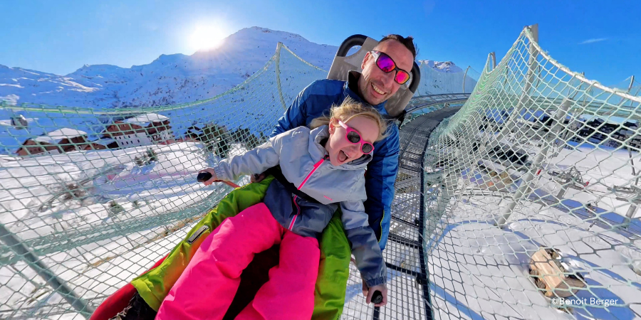 Vader en dochter op - rail sledging